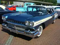 Oldsmobile Dynamic 88 fourdoor Sedan aus dem Modelljahr 1958. Der Dynamic 88 war das Basismodell des 1958´er Modelljahres im Programm von Oldsmobile. Darüber rangierten die Baureihen Super 88 und Starfire 98. Vom Dynamic 88 fourdoor Sedan setzte Oldsmobile in diesem Modelljahr 60.429 Fahrzeuge zu einem Preis ab US$ 2837,00 ab. Der Dynamic 88 war in 17 einfarbigen Lackierungen und weiteren 5 Metallicfarben erhältlich. Der gezeigte Wagen ist im Farbton tropical mist poly lackiert. Angetrieben wird der Wagen vom legendären  Rocket  V8-Motor, der aus einem Hubraum von 6076 cm³ eine Leistung von 265 PS erbringt. US-Car-Treffen CentroO am 26.07.2015.