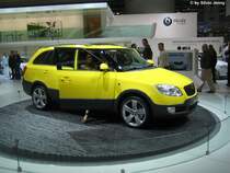 Skoda Fabia Scout, auf der Drehbhne, und mit den Hostessen am Autosalon 09 in Genf.