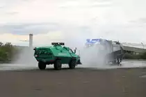 Bundespolizei Mercedes Benz/Rosenbauer Wasserwerfer 10.000 HÜN1 drücket mit reiner Wasserkraft von 20 bar am 08.09.19 beim Tag der offenen Tür in Hünfeld eine Räumfahrzeug weg