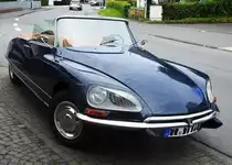 CITROEN DS  PALLAS  CABRIO
Habe ihn in derselben Farbgebung leider nur als 1:18-Modell,aber am 6.6.2019 konnte
ich ihn in Niederdielfen/Siegerland endlich im Original bewundern...