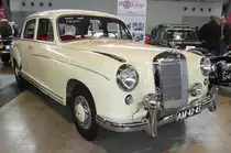MB 220 S Ponton, Bj. 1958, ausgestellt bei den Retro Classics in Stuttgart, 03-2019