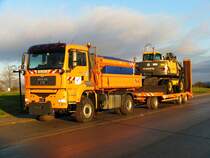 MAN TGA 18.310 mit M�ller Mitteltal T3 Tieflader und Volvo EW160C Mobilbagger