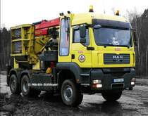 Jenz Chippertruck. Die Maschine ist konzipiert fr das Hacken von Ganzbumen bis 560 mm Durchmesser sowie Schlagabraum und Strauchschnitt mit sehr hoher Leistung. Die wechselnden Arbeitsorte werden durch das MAN-Trgerfahrzeug schnell erreicht. 
MAN LKW, TGA 28.480, Leistung 353 kW (480PS),
Die LKW–Kabine umgebaut auf die “Mhausfhrung”, vom Drehsitz auf der Beifahrerseite aus wird der Hacker gesteuert,
EPSILON-Kran, Typ E110L PLUS,
Mobilhacker HEM 581 R.