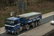 HEITKEMPER: Neben den DAF CF85.410 werden auch Mercedes-Benz Axor 1843 eingesetzt. Hier ist ein Axor bei Hagen unterwegs. Angetrieben wird die Zugmaschine von einem Reihensechszylinder OM 457 LA 11.946 cm, 315 kW (428 PS), 2.100 Nm bei 1.100 U/min.