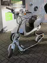 Elektrotretroller und dahinter Kumpan Electric Elektromotorroller, Krefeld, 3.11.18 