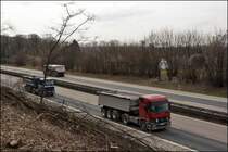 Das die A46 zwischen Hagen und Iserlohn stark von Baufahrzeugen und Baustofflogistikern benutzt wird zeigt dieses Bild: Whrend im Vordergrund ein Actros 1846 aus dem Ennepe-Ruhr-Kreis (EN) und ein Axor 1843 von HEITKEMPER vermutlich zum Hohenlimburger-Kalkwerk unterwegs ist, ist im Hintergrund ein weiterer Axor in die Gegenrichtung unterwegs. (13.03.2009)