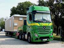 ACTROS-2553 wartet auf Entladung des fahrbaren Hühnerstalles; 190825