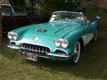 Chevrolet Corvette C1 Roadster des Modelljahres 1960 im Farbton tasco turquoise. Von den 10.261 Corvette C1 Convertible Roadster die 1960 produziert wurden, waren nur 635 Autos in dem oben genannten Farbton lackiert. Da der Erstbesitzer folgende Optionen, wie ein Radio, eine Innenbeleuchtung, eine Heizung, eine Scheibenwaschanlage, ein Hardtopdach, Sonnenblenden, die Zweifarbenlackierung und das optionale Vierganggetriebe bei der Bestellung mit angekreuzt hat, kostete diese C1 statt US$ 3872,00 stattlich US$ 4586,00. Der V8-Motor hat einen Hubraum von 283 cui (4637 cm³) und leistet 230 PS. Schermbecker Oldtimertag am 22.09.2019 an der Stiftung Lühlerheim.