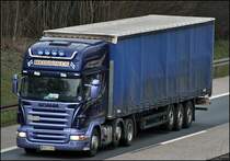 Einen sehr weiten Heimweg hat vermutlich dieser finnische SCANIA TOPLINE R480 der Spedition HEIKKINEN vor sich. Typisch f�r Skandinavien sind dreiachsige Zugmaschinen (6x2/4).