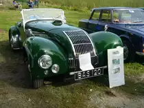 Allard K1 von 1947. Der Londoner Gentleman und Rennfahrer Sydney Allard baute vor und nach WW2 Kleinserien von Sport- und Rennwagen mit geringem Gewicht und starken V8-Motoren. Der V8-Motor dieses K1 hat einen Hubraum von 3920 cm³ und leistet 160 PS. Oldtimertreffen des Oldtimerclubs Schermbeck in Lühlerheim am 22.09.2019.