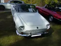 Renault Caravelle Cabriolet, produziert von 1959 bis 1968. Die abgelichtete Caravelle stammt aus dem Jahr 1965. Dieses auf der  Dauphine  basierende Modell hieß in den ersten vier Jahren Floride. Es war als Coupe und Cabriolet lieferbar. Der im Heck verbaute, wassergekühlte 4-Zylinderreihenmotor wurde während der Produktionszeit immer stärker. Im letzten Modelljahr leistete der Motor 52 PS aus 1108 cm³ Hubraum. Oldtimertreffen des Oldtimerclubs Schermbeck am 22.09.2019 in Lühlerheim.