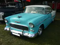 Chevrolet Series 2400C Bel Air Sedan des Modelljahres 1955. 1955 wurden die ersten Modelle der legendären Tri-Chevy Modelle vorgestellt. Für ein solches im Farbton seamist green lackierten Sedan (zweitürige Limousine), musste man mindestens US$ 1888,00 auf die Theke des Chevrolet-Dealers legen. Wahlweise waren ein 6-Zylinderreihenmotor mit einem Hubraum von 3857 cm³ und 123 PS oder der V8-Motor mit einem Hubraum von 4340 cm³ und 162 PS lieferbar. Oldtimertreffen des Oldtimerclubs Schermbeck am 22.09.2019 in Lühlerheim.