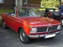 BMW 1600 Baur-Cabriolet, produziert von 1967 bis 1971. Während der fünfjährigen Produktionszeit setzte BMW 1682 Fahrzeuge dieses Typs ab. Bei seiner Markteinführung kostete ein solches 1600´er Cabriolet DM 11.980,00. Dafür bekam man ein wendiges, exclusives Cabriolet. Der Vierzylinderreihenmotor dieses rubinroten Cabriolets hat einen Hubraum von 1573 cm³ und leistet 85 PS. Die Höchstgeschwindigkeit liegt bei 162 km/h. Oldtimertreffen des Oldtimerclubs Schermbeck am 22.09.2019 in Lühlerheim.