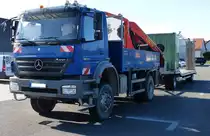 Mercedes Axor 1833 Pritsche mit Ladekran. Gesehen am 22.09.2019 vor einer Autowerkstatt in Weiden.