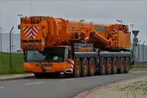 Liebherr LTM 1500-8.1 Mobilkran mit 8 Achsen, gesehen im Hafengebiet von Bremerhaven. 20.09.2019 (Hans)