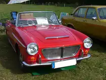 Fiat 1200 Spider, produziert von 1959 bis 1963. Der gezeigte Wagen stammt aus dem Jahr 1961. Das von Pininfarina gezeichnete Auto basierte auf dem 1957 vorgestellten Granluce Cabriolet. Der Vierzylinderreihenmotor leistet ca. 56 PS aus einem Hubraum von 1221 cm³. Oldtimertreffen des Oldtimerclubs Schermbeck am 22.09.2019 in Lühlerheim.