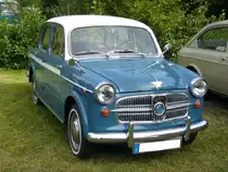 NSU-Fiat Neckar 1100 103D, produziert in den Jahren  1959 und 1960. Fiat hatte bereits 1929 in Heilbronn am Neckar ein NSU Montagewerk übernommen. Daher hießen sämtliche, dort für den deutschen Markt produzierten Autos, NSU-Fiat  Neckar . Das abgelichtete Fahrzeug war in dieser Karosserievariante nur zwei Jahre im Programm. Der Motor leistete 40 PS aus einem Hubraum von 1.089 cm³. Oldtimertreffen des Oldtimerclubs Schermbeck am 22.09.2019 in Lühlerheim.