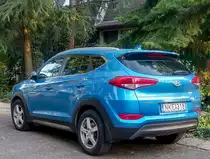 Rückansicht eines hyundai Tucson (blau). Foto: Pécs (HU), Sommer 2019.