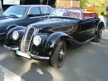 BMW 327/328 Cabriolet, produziert von 1937 bis 1941. Bei diesem Sportzweisitzer handelt es sich um einen BMW 327, der mit dem Sechszylinderreihenmotor des BMW 328 lieferbar war. Dieser Motor hatte einen Hubraum von 1.971 cm³ und leistete 80 PS. Der Preis belief sich auf 8.130,00 Reichsmark. Der abgelichtete Wagen wurde 1939 ausgeliefert. Oldtimertreffen des Oldtimerclubs Schermbeck am 22.09.2019 in Lühlerheim.