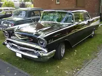 Chevrolet Bel Air Del Ray Hardtop Sport Coupe des Jahrganges 1957. An dem vergoldeten V auf der Motorhaube kann man erkennen, das dieser Bel Air mit einem V8-Motor ausgerüstet ist. Dieser hat einen Hubraum von 4.635 cm³ und war in sechs Leistungsvarianten lieferbar. Über diesen Klassiker wurde schon soviel geschrieben, das dem nichts mehr hinzuzufügen ist. Oldtimertreffen des Oldtimerclubs Schermbeck am 22.09.2019 in Lühlerheim.