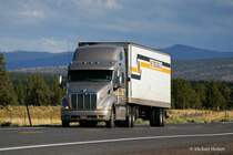 Peterbilt 387 auf dem Hwy. 20 in der High Desert stlich von Bend, Orgegon. August 2008