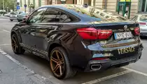 Rückansicht: BMW X6, fotografiert in Pécs (HU), Sommer, 2019.