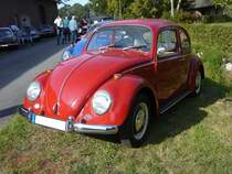 VW Typ 1  Käfer  des Modelljahres 1967. Der Wagen ist im Farbton L456 rubin lackiert. Angetrieben wird der Wagen vo, bekannten, luftgekühlten Vierzylinderboxermotor mit einem Hubraum von 1285 cm³. Dieser Motor leistet 40 PS. Gemäß  Geburtsurkunde lief der Käfer am 08. Juni 1967 vom Band und wurde nach Stuttgart ausgeliefert. Oldtimertreffen des Oldtimerclubs Schermbeck am 22.09.2019 in Lühlerheim.