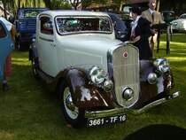 La Licorne 311 Coupe Series 2 CL Luxe aus dem Jahr 1935.
Die Marke La Licorne wurde 1907 in der Nähe von Paris gegründet.
Die Modelle der Baureihe 311, produziert in den Jahren 1934 und 1935, sind den Fahrzeugen mit Sechs Steuer PS zuzuordnen. Der Aufbau dieses eleganten Coupes erfolgte bei der Karosserieschmiede Duval/Paris. Der Vierzylinderreihenmotor dieses Autos hat einen Hubraum von 1220 cm³ und leistet 24 PS. Oldtimertreffen des Oldtimerclubs Schermbeck am 22.09.2019 in Lühlerheim.