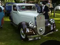 La Licorne 311 Coupe Series 2 CL Luxe aus dem Jahr 1935.
Die Marke La Licorne wurde 1907 in der Nähe von Paris gegründet.
Die Modelle der Baureihe 311, produziert in den Jahren 1934 und 1935, sind den Fahrzeugen mit Sechs Steuer PS zuzuordnen. Der Aufbau dieses eleganten Coupes erfolgte bei der Karosserieschmiede Duval/Paris. Der Vierzylinderreihenmotor dieses Autos hat einen Hubraum von 1220 cm³ und leistet 24 PS. Oldtimertreffen des Oldtimerclubs Schermbeck am 22.09.2019 in Lühlerheim.