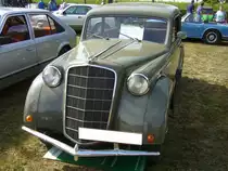 Opel Olympia Limousine der Baujahre 1935 bis 1940.
Nach seiner Vorstellung im Februar 1935 begann im April die Produktion der Cabriolimousine. Die Produktion der Limousine lief im Herbst 1935 an. Ende des Jahres 1936 erhielt das Modell serienmäßig ein Vierganggetriebe und hydraulische Bremsen. Für einen solchen Olympia war ein Kaufpreis von RM 2500,00 fällig. Angetrieben wird der Wagen von einem Vierzylinderreihenmotor, der aus einem Hubraum von 1288 cm³ und leistete bis Ende 1936 24 PS. Danach erhöhte sich die Leistung auf 26 PS. Die Höchstgeschwindigkeit wurde bei beiden Leistungsvarianten mit 100 km/h angegeben. Oldtimertreffen des Oldtimerclubs Schermbeck am 22.09.2019 in Lühlerheim.