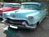 Cadillac Series 62 fourdoor Sedan aus dem Modelljahr 1955. Von der Series 62 in der gezeigten Karosserieversion verkaufte Cadillac im Jahr 1955 44.904 Autos zum Preis ab US$ 3977,00. Die sechssitzige Limousine im Farbton ruskin blue hat einen V8-Motor mit einem Hubraum von 5222 cm³ und leistet 250 PS. Oldtimertreffen des Oldtimerclubs Schermbeck am 22.09.2019 in Lühlerheim.