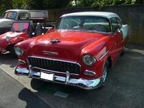 Chevrolet Series 2400C Bel Air Sedan des Modelljahres 1955. 1955 wurden die ersten Modelle der legendären Tri-Chevy Modelle vorgestellt. Für ein solches im Farbton gypsy red/indian ivory lackierten Sedan (zweitürige Limousine), musste man mindestens US$ 1888,00 auf die Theke des Chevrolet-Dealers legen. Wahlweise waren ein 6-Zylinderreihenmotor mit einem Hubraum von 3857 cm³ und 123 PS oder der V8-Motor mit einem Hubraum von 4340 cm³ und 162 PS lieferbar. Oldtimertreffen des Oldtimerclubs Schermbeck am 22.09.2019 in Lühlerheim.