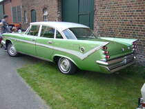 DeSoto Firefleet Sedan des Modelljahres 1959. Die Marke DeSoto gehörte zum Chrysler-Konzern und ist seit 1961 nicht mehr existent. Im Jahr 1959 vertrieb die Marke vier Modellreihen: Firesweep, Firedome, Fireflite und das Topmodell Adventurer. Vom abgelichteten Firefleet Sedan verkaufte die Marke in jenem Modelljahr 4480 Fahrzeuge zum Preis ab US$ 3763,00. Der im Farbton jadegreen lackierte DeSoto wird von einem V8-Motor angetrieben, der aus einem Hubraum von 6273 cm³ eine Leistung von 325 erbringt. Oldtimertreffen des Oldtimerclubs Schermbeck am 22.09.2019 in Lühlerheim.