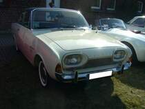 Ford Taunus P3 in der Karosserieversion zweitürige Limousine, gebaut von 1960 bis 1964. Die Werbung für diesen Wagen sprach von der  Linie der Vernunft , der Volksmund nannte den Wagen  Badewanne . Der P3 war mit folgenden Vierzylinderreihenmotoren lieferbar: 1498 cm³ mit 55 PS, 1698 cm³ mit 60 PS (ab 09. 1963) 65 PS. 1961 kam noch ein aufgebohrter Motor mit 1758 cm³ Hubraum hinzu, der 70 PS (ab 09. 1963) 75 PS leistete. Oldtimertreffen des Oldtimerclubs Schermbeck am 22.09.2019 in Lühlerheim.
