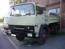 Magirus Deutz 232D15 Kipplastwagen. Angetrieben wird der Kipper von einem luftgekühlten V8-Dieselmotor, der aus einem Hubraum von 11200 cm³ 232 PS leistet. Oldtimertreffen des Oldtimerclubs Schermbeck am 22.09.2019 in Lühlerheim.