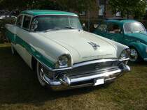 Packard Series 5540 Clipper Super Panama Hardtop Coupe des Modelljahres 1955. Die Marke Packard fusionierte im Jahr 1954 mit Studebaker. 1955 erschienen die völlig neuen Modelle mit den Frontscheinwerfern unter den kappenförmig nach vorne gezogenen Kotflügeln. Ein solches Modell war ab US$ 2776,00 zu haben und verkaufte sich 1955 in 7016 Einheiten. Der V8-Motor des Fahrzeugs leistet 225 PS aus einem Hubraum von 5241 cm³. Oldtimertreffen des Oldtimerclubs Schermbeck am 22.09.2019 in Lühlerheim.