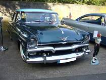 Plymouth Series 27 Savoy fourdoorsedan des Modelljahres 1955. Die völlig neu und modern gestalteten Plymouth-Modelle des Modelljahres wurde im November 1954 vorgestellt und wirkten im Vergleich zum Vorgängermodell absolut modern. Der Savoy war die mittlere Baureihe dieses Modelljahrganges. Darunter rangierte das Modell Plaza und darüber das Modell Belvedere. Von dieser Karosserieversion verkaufte die Chrysler-Tochter Plymouth im Jahr 1955 162.741 Fahrzeuge. Der Preis betrug in den Bundesstaten der Ostküste und des mittleren Westens US$ 1855,00. In den Bundesstaaten an der Westküste waren wegen der höheren Transportkosten US$ 103,00 mehr zu bezahlen. Der Plymouth war mit zwei V8-Motoren lieferbar: 3947 cm³ mit 157 PS oder 4246 cm³ mit 167 PS. Oldtimertreffen des Oldtimerclubs Schermbeck am 22.09.2019 in Lühlerheim.