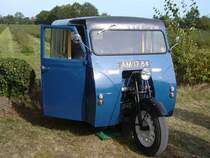 Reliant Regent MK2 Fork Van, wie er von 1950 bis 1956 in Tamworth/Staffordshire produziert wurde. Die Firma Reliant war auf die Produktion von Dreiradfahrzeugen spezialisiert. Dieses Lieferwagenmodell war schon vor WW2 erschienen und wurde ab 1950 etwas modifiziert wieder aufgelegt. Das Modell war als geschlossener Kasten, mit einer Pritsche und als  Kleinbus  lieferbar. Angetrieben wird das Gefährt vom Vierzylinderreihenmotor des Austin Seven. Dieser leistet 17 PS aus einem Hubraum von 747 cm³. Interessanterweise wird das Dreirad mit einem Lenkrad gesteuert. Oldtimertreffen des Oldtimerclubs Schermbeck am 22.09.2019 in Lühlerheim.