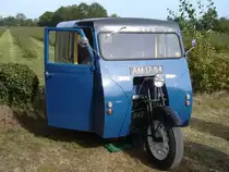 Reliant Regent MK2 Fork Van, wie er von 1950 bis 1956 in Tamworth/Staffordshire produziert wurde. Die Firma Reliant war auf die Produktion von Dreiradfahrzeugen spezialisiert. Dieses Lieferwagenmodell war schon vor WW2 erschienen und wurde ab 1950 etwas modifiziert wieder aufgelegt. Das Modell war als geschlossener Kasten, mit einer Pritsche und als  Kleinbus  lieferbar. Angetrieben wird das Gefährt vom Vierzylinderreihenmotor des Austin Seven. Dieser leistet 17 PS aus einem Hubraum von 747 cm³. Interessanterweise wird das Dreirad mit einem Lenkrad gesteuert. Oldtimertreffen des Oldtimerclubs Schermbeck am 22.09.2019 in Lühlerheim.