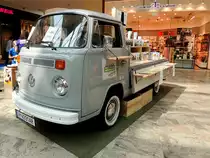 VW-T2 dient einem Reformhaus im wahrsten Sinne des Wortes als  Werbe-Verkaufsträger ; 190824