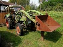 FENDT braucht für die montierte Frontschaufel etwas  Unterstützung ; 190914