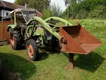 FENDT braucht für die montierte Frontschaufel etwas  Unterstützung ; 190914