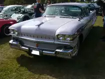Oldsmobile Starfire 98 Holiday Hardtop Sedan aus dem Jahr 1958. Die Modellreihe Starfire 98 war im Jahr 1958 das absolute Spitzenmodell im Programm von Oldsmobile. Diese Karosserieversion verkaufte sich 27.063 mal. Der Grundpreis lag bei US$ 4096,00. Unter der Motorhaube dieses riesigen Coupes verrichtet der berühmte  Rocket  V8-Motor seinen Dienst, der aus einem Hubraum von 6076 cm³ 305 PS leistet. Der  Olds  ist im Fliederfarbton heather lackiert. Oldtimertreffen des Oldtimerclubs Schermbeck am 22.09.2019 in Lühlerheim.