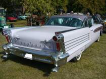 Heckansicht eines Oldsmobile Starfire 98 Holiday Hardtop Sedan des Modelljahres 1958. Oldtimertreffen des Oldtimerclubs Schermbeck am 22.09.2019 in Lühlerheim.