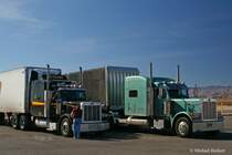 zwei Peterbilt 379 n�rdlich von Las Vegas an der Abzweigung zum Valley of Fire Hwy. Bei dem linken Truck wechselt der Fahrer gerade eine Scheinwerferbirne. November 2006.