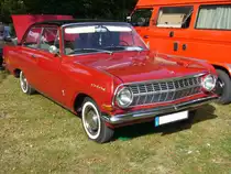 Opel Rekord A als zweitürige Limousine, produziert von 1963 bis 1965. Der Rekord A kam im Stil des amerikanischen Chevy II einher. Es gab zwei Motorisierungsvarianten mit einem Vierzylinderreihenmotor: 1488 cm³ mit 55 PS, 1680 cm³ mit 60 PS oder 67 PS und einen Sechszylinderreihenmotor der aus 2605 cm³ 100 PS leistet. Der abgelichtete Rekord ist mit dem 1.7l Motor ausgerüstet. Oldtimertreffen des Oldtimerclubs Schermbeck am 22.09.2019 in Lühlerheim.