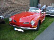 VW Typ 14 Karmann-Ghia Cabriolet aus dem Modelljahr 1970. Für das Modelljahr 1969 erhielt der Typ 14 erstmalig vorne die eckigen Blinker. Von 1967 bis 1970 war der Typ 14 ausschließlich mit dem Motor des VW 1500 lieferbar. Der im Heck verbaute, luftgekühlte Vierzylinderboxermotor hat einen Hubraum von 1493 cm³ und leistet 44 PS. Die Höchstgeschwindigkeit wurde mit 136 km/h angegeben. Oldtimertreffen des Oldtimerclubs Schermbeck am 22.09.2019 in Lühlerheim.