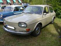 VW Typ 4 411L, produziert von 1968 bis 1972. Den im Volksmund  Nasenbär  genannten VW 411/412 gab es wahlweise als 2- oder 4-türige Limousine und 3-türigen Variant. Der im Heck verbaute Vierzylinderboxermotor leistet 68 PS aus einem Hubraum von 1.679 cm³. Für einen solchen VW 411 in der Basisversion musste man DM 7.770,00 auf den Tresen des VW-Händlers legen. Oldtimertreffen des Oldtimerclubs Schermbeck am 22.09.2019 in Lühlerheim.