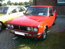 Toyota Carina der Baureihe TA14 aus dem Jahr 1976. Die Modellreihe Carina kam 1971 auf den Markt und wurde mit einigen Facelifts bis 1978 produziert. Das Modell war als zwei- und viertürige Limousine lieferbar. Zur serienmäßigen Grundausstattung gehörten damals schon eine Colorverglasung, ein Drehzahlmesser und Liegesitze. Im Modelljahr 1976 war dieses Modell in Deutschland nur noch mit einer Motorisierung lieferbar: Vierzylinderreihenmotor mit einem Hubraum von 1588 cm³ und einer Leistung von 75 PS. Da dieser Toyota in den Niederlanden ausgeliefert wurde, kann er allerdings auch anders motorisiert sein. Oldtimertreffen des Oldtimerclubs Schermbeck am 22.09.2019 in Lühlerheim.