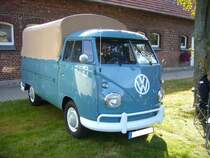 VW T1 Pritschenwagen aus dem Jahr 1963. Die Jahre von 1963 bis 2014 verbrachte diese  Pritsche  bei seinem Erstbesitzer in Italien. Im Modelljahr 1963 wurde n das letzte mal die sogenannten vorderen Warzenblinker verbaut. In diesen Modelljahren leistete der lufgekühlte Vierzylinderboxermotor mit einem Hubraum von 1.192 cm³ bereits 34 PS. Oldtimertreffen des Oldtimerclubs Schermbeck am 22.09.2019 in Lühlerheim.